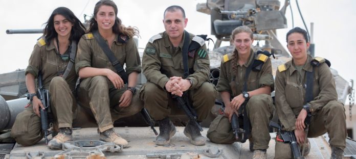 Die ersten vier weiblichen Panzerkommandanten der israelischen Streitkräfte posieren mit Brigadegeneral Guy Hasson, dem Chef des Panzerkorps. Foto IDF.