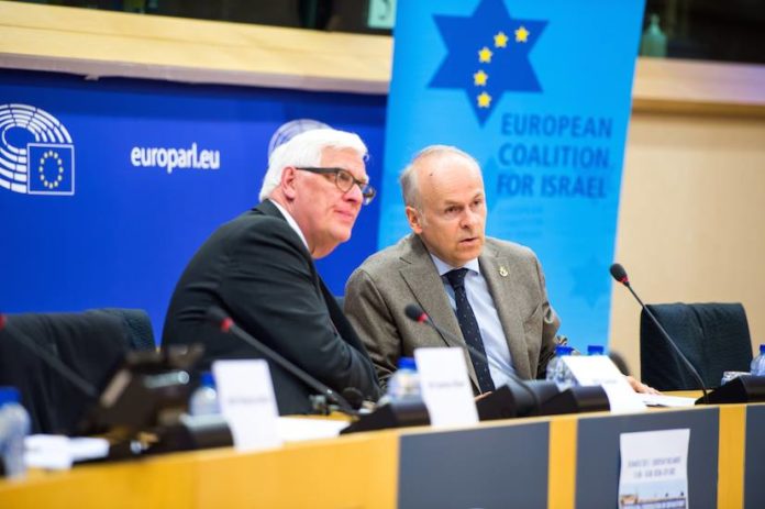 Links: Mitglied des Europäischen Parlaments Bas Belder von der Fraktion der Europäischen Konservativen und Reformer. Rechts: Gründer und Vorsitzender der ECI Tomas Sandell. Foto Facebook / ECI