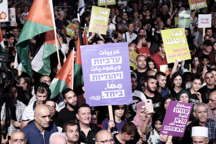 Arabische Israelis und andere Aktivisten protestieren am 11. August 2018 in Tel Aviv gegen das neue Nationalstaatsgesetz. Foto Tomer Neuberg/Flash90.