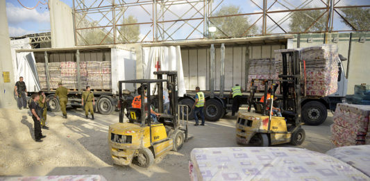 Rund 100 Tonnen Ausrüstung und Waren werden nach Gaza über den Kerem Shalom Übergang verfrachtet, 19. Juli 2014. Foto Israel Defense Forces, CC BY-SA 2.0, https://commons.wikimedia.org/w/index.php?curid=34358141