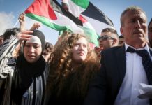 Ahed Tamimi (Mitte) wird von Verwandten und Unterstützern begrüsst, nachdem sie am 29. Juli 2018 aus dem israelischen Gefängnis entlassen wurde. Foto Flash90