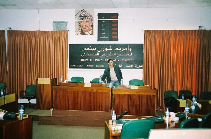 Foto Sarah Tzinieris - Flickr: Palestinian Legislative Council (Palestinian parliament), Ramallah, West Bank, CC BY 2.0, https://commons.wikimedia.org/w/index.php?curid=32468284