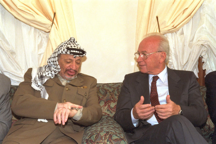 Premierminister Rabin trifft am 30. Oktober 1994 in Casablanca mit dem PLO-Vorsitzenden Yasser Arafat zusammen. Foto Saar Yaacov, GPO.