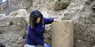 Danit Levy, Leiterin der Ausgrabungen im Auftrag der Israel Antiquities Authority (IAA), neben dem Stein mit der Inschrift. Foto Yoli Shwartz, IAA