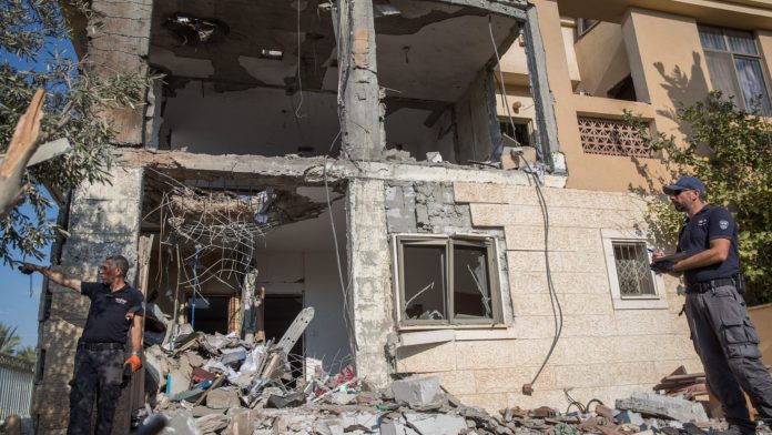Israelische Sicherheitskräfte inspizieren ein Haus in der südisraelischen Stadt Beersheba das am am 17. Oktober 2018 von einer Rakete aus dem Gazastreifen getroffen wurde. Foto Yonatan Sindel/Flash90