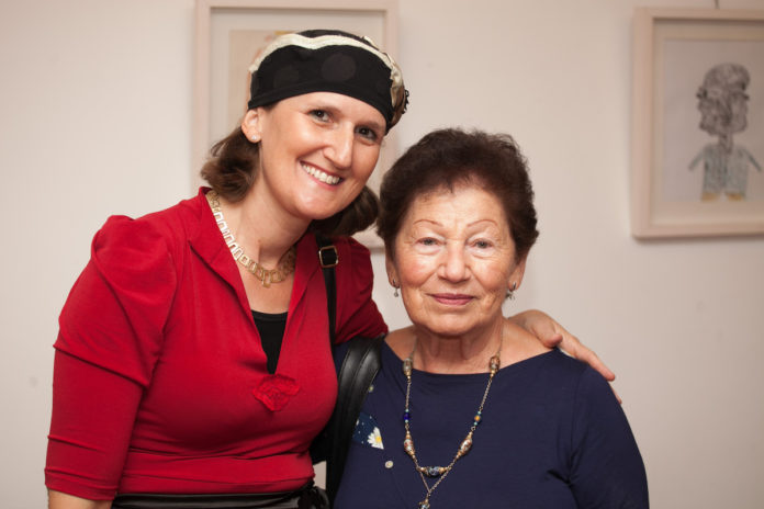 Aviva Silberman-Teplitz mit einer Shoa-Überlebenden.Foto zVg