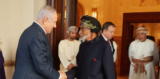 Der israelische Premierminister Benjamin Netanyahu schüttelt Oman's Sultan Qaboos bin Said während Netanyahu's offiziellem Besuch im Oman am 26. Oktober 2018 die Hand. Foto Büro des israelischen Premierministers.
