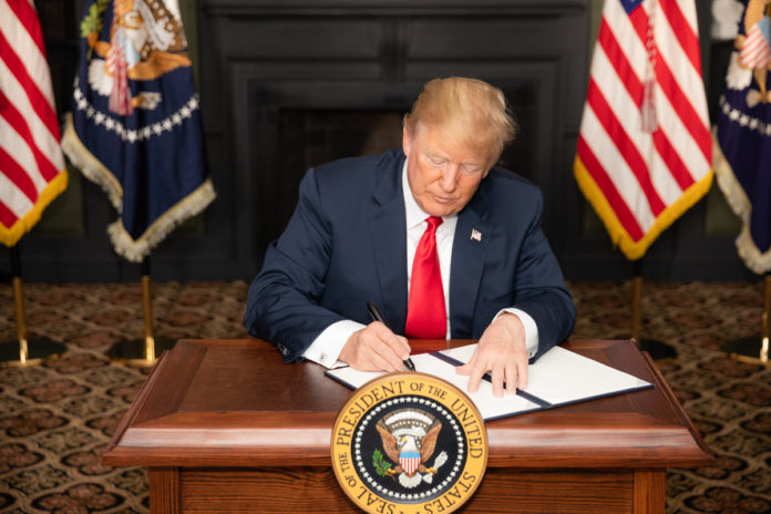US-Präsident Donald J. Trump unterzeichnet in Bedminster, New Jersey, eine Anordnung mit dem Titel 