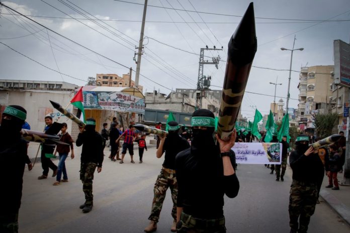Maskierte Hamas-Mitglieder während einer Kundgebung im zentralen Gazastreifen. Foto Abed Rahim Khatib/Flash90