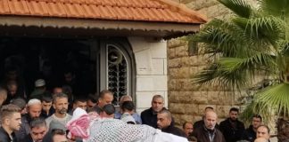 Familienmitglieder tragen Mahmoud Abu Asabeh am 14. November 2018 zu einer Grabstätte in Halhoul. Foto Adam Rasgon/ Times of Israel