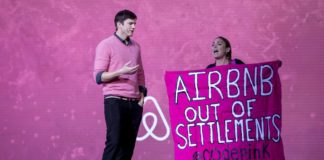 Aufruhr während eines Interviews mit Ashton Kutcher bei den Airbnb Open in Los Angeles am 19. November 2016. Foto Screenshot Youtube.