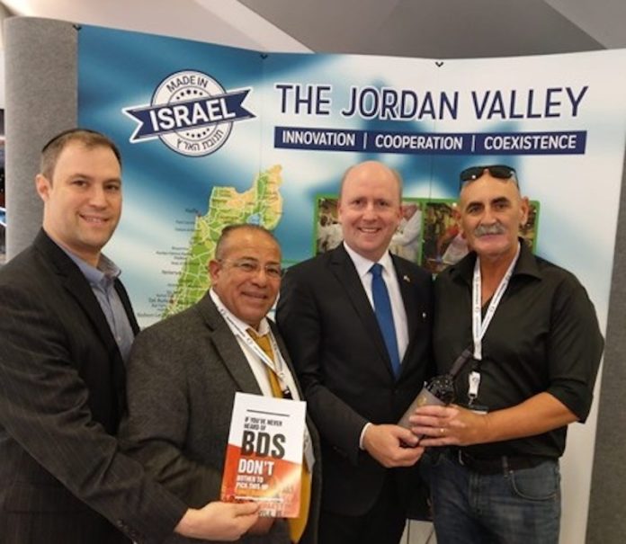 Von rechts nach links: Bürgermeister des Jordan Valley Regionalrates David Elhayani, Bürgermeister von Frankfurt Uwe Becker, der palästinensische Menschenrechtsaktivist Basem Eid und Elie Pieprz. Foto zVg