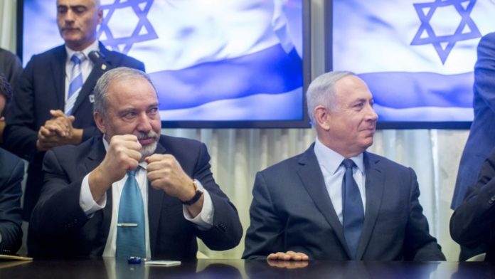 Premierminister Benjamin Netanyahu (rechts) und der ehemalige Verteidigungsminister Avigdor Liberman im Mai 2016. Foto Yonatan Sindel/FLASH90