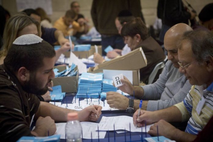Offizielle zählen die letzten Stimmzettel nach den Parlamentswahlen am 18. März 2015. Foto Miriam Alster/Flash90