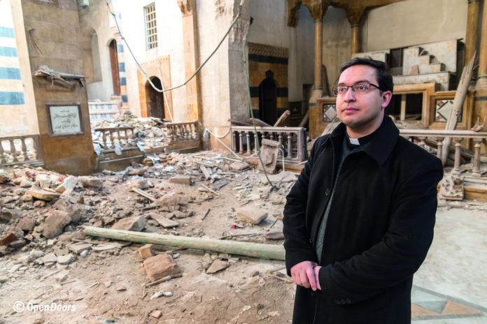 Pater Toni Tahan im Januar 2018 in einer Armenisch-Katholischen Kirche in Aleppo, die bei einem Angriff durch Bomben zerstörte wurde. Foto Open Doors