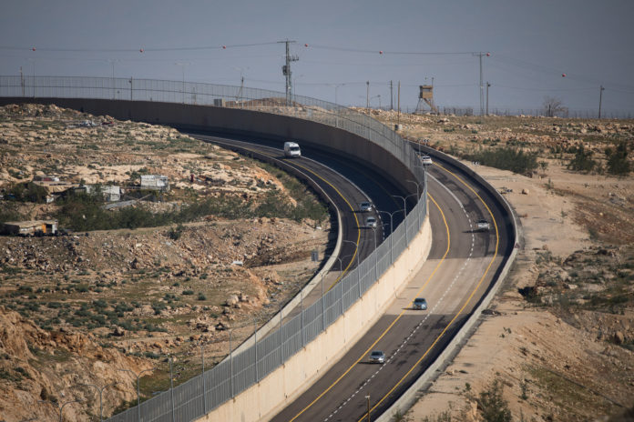 Blick auf die Route 4370 nordöstlich von Jerusalem, die das Gebiet des Geva Binyamin mit der Route 1 verbindet. Foto Yonatan Sindel/Flash90