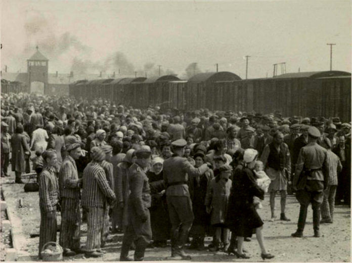 Die Selektion ungarischer Juden auf der Rampe bei Auschwitz-II (Birkenau) in Polen im Mai/Juni 1944. Juden wurden entweder zur Arbeit oder in die Gaskammer geschickt. Mehrere Quellen vermuten, dass der Fotograf Ernst Hoffmann oder Bernhard Walter von der SS war.