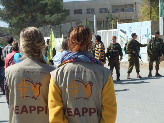 EAPPI Freiwillige beobachten israelische Soldaten. Foto EAPPI UK & Ireland Blogs / WordPress.com 