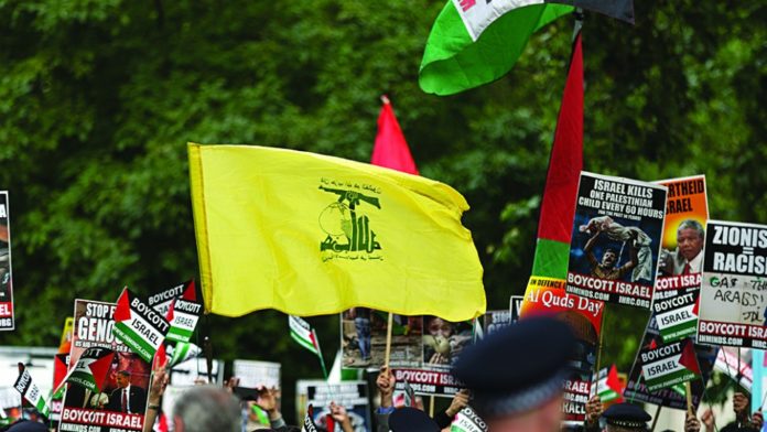 Eine Hisbollah-Flagge während einer Demonstration in London. Foto Steve Winston/ Jewish News.