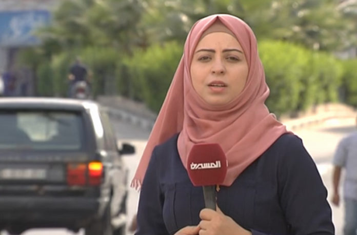 palästinensische Journalistin, wurde von der Hamas verhaftet, weil sie Korruption im Gesundheitssystem des Gazastreifens aufgedeckt hatte. Ein Gericht der Hamas verurteilte sie zu einer sechsmonatigen Gefängnisstrafe sowie einem Bussgeld. Foto Screenshot Hager Press Video.