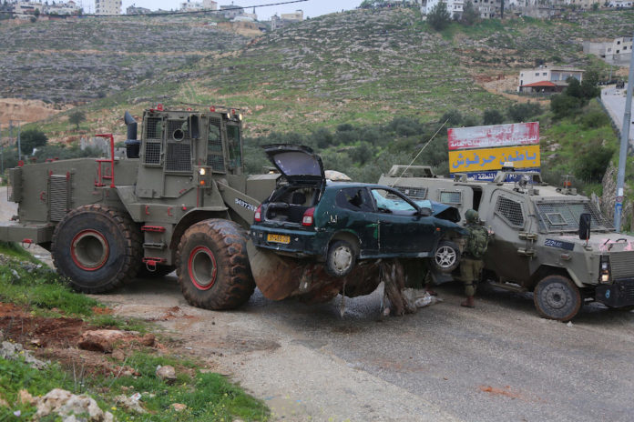Israelische Sicherheitskräfte an dem Ort, an dem palästinensische Terroristen am 4. März 2019 israelische Soldaten überfahren haben. Foto STR/Flash90.