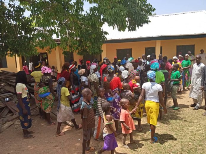 Nigeria - Milizangriffe im südlichen Kaduna forderten seit Februar mindestens 120 Todesopfer. Vertriebene aus dem Stammesgebiet Adara. Foto CSW / Twitter