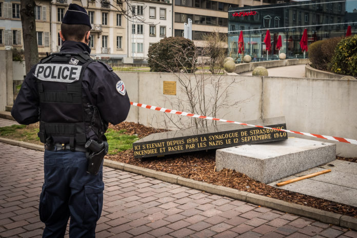 Unbekannte haben am 2. März 2019 in Strassburg ein Denkmal beschädigt, das an die im Jahr 1940 von den Nazis zerstörte Synagoge erinnerte. Foto Claude Truong-Ngoc / Wikimedia Commons - cc-by-sa-4.0, CC BY-SA 4.0, https://commons.wikimedia.org/w/index.php?curid=77034507