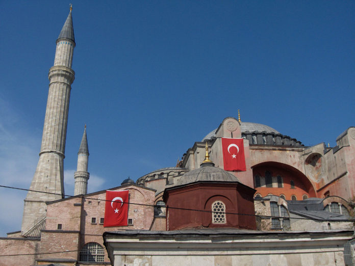 Hagia Sophia in Istanbul – die ehemals grösste Kirche der Welt wurde im 15. Jahrhundert in eine Moschee umgewandelt und in den 1930er-Jahren in ein Museum; nun will Präsident Erdogan sie wieder zu einer Moschee machen. Foto I, JoJan, CC BY-SA 3.0, https://commons.wikimedia.org/w/index.php?curid=2309025