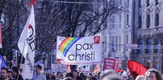Pax Christi an der Demonstration gegen die Münchner Sicherheitskonferenz 2019. Foto Henning Schlottmann (User:H-stt), CC BY-SA 4.0, https://commons.wikimedia.org/w/index.php?curid=76622706
