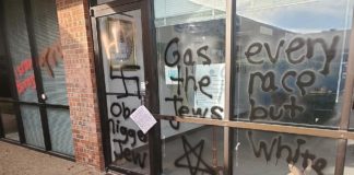 Antisemitische Graffitis die auf ein Gebäude in Oklahoma gesprüht wurden, 3. April 2019. Foto Facebook