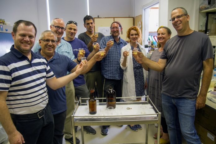 Das Forscherteam mit dem neuen alten Bier. Foto Yaniv Berman, mit freundlicher Genehmigung der Israelischen Antiquitätenbehörde.