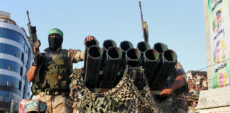Am 15. April jährte sich zum 18. Mal der Abschuss der ersten Hamas-Rakete auf Israel. Abgebildet: Bewaffnete Hamas-Milizen auf einer Parade mit einem fahrzeuggebundenen Raketenwerfer in Gaza. Foto Abed Rahim Khatib/Flash90