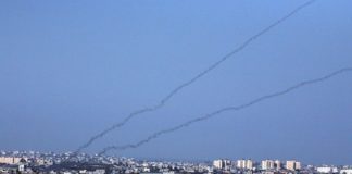 Raketenabschuss aus dem Gazastreifen in Richtung einer südisraelische Stadt. Foto Yossi Zamir/Flash90