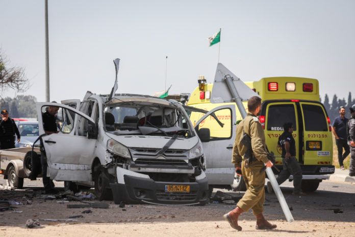 Der Schauplatz an dem am 5. Mai ein Auto von einer Rakete getroffen wurde, die aus dem Gazastreifen nahe der israelischen Grenze abgefeuert wurde. Foto Noam Rivkin Fenton/Flash90.