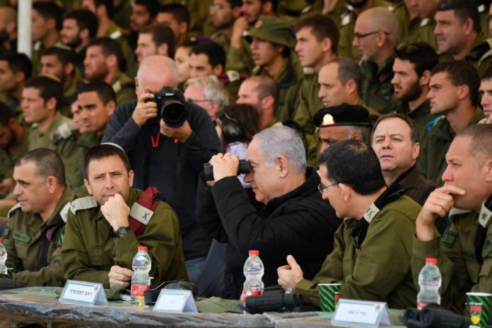 Symbolbild. Der israelische Premierminister Binyamin Netanyahu zu Besuch auf der Shizafon-Basis im Süden Israels. Foto Flash90