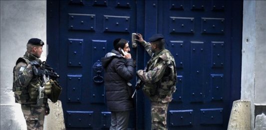 Französische Soldaten bewachen den Eingang zu einer Pariser Synagoge. Foto Serge Attal / Flash 90