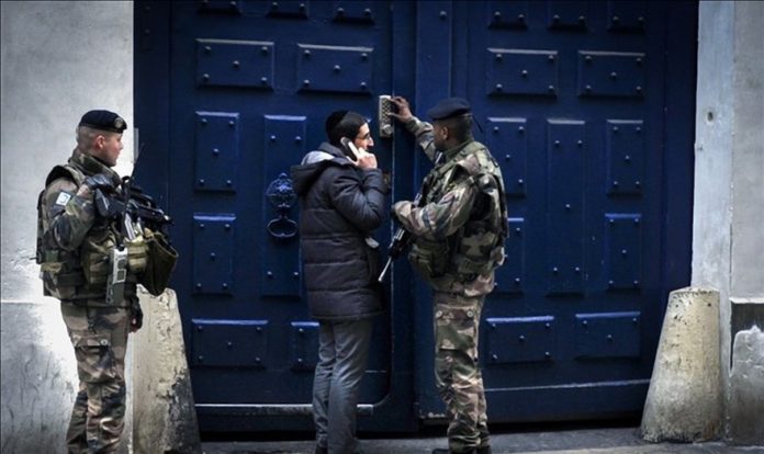 Französische Soldaten bewachen den Eingang zu einer Pariser Synagoge. Foto Serge Attal / Flash 90