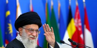 Ali Khamenei an der sechsten internationalen Konferenz zur Unterstützung der palästinensischen Intifada 2017 in Teheran. Foto Khamenei.ir - http://farsi.khamenei.ir/photo-album?id=35734, CC BY 4.0, https://commons.wikimedia.org/w/index.php?curid=61482676