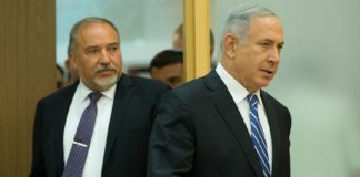 Premierminister Benjamin Netanyahu (rechts) und Israels damals neuer Verteidigungsminister Avigdor Lieberman treffen am 30. Mai 2016 zu einer gemeinsamen Pressekonferenz in der Knesset ein. Foto Yonatan Sindel/Flash90