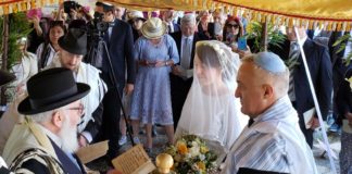 Roque Pugliese und Ivana Pezzoli heirateten am 4. Juni 2019 in der Synagoge Bova Marina in Kalabrien, Italien. Foto Shavei Israel