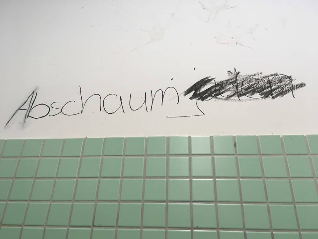 "Abschaumjuden" in einer Toilette in Passau. Foto zVg RIAS Bayern