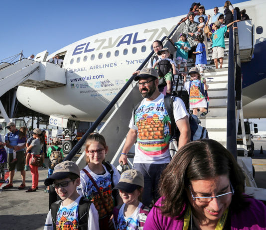 Jüdische Einwanderer kommen am Flughafen Ben Gurion in Tel Aviv an. Foto Yossi Zamir/Flash90 .