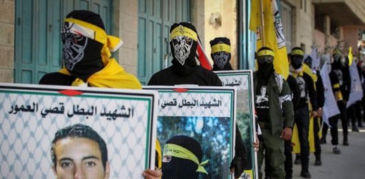 Palästinensische Demonstranten würdigen Terroristen. Foto Wisam Hashlamoun/Flash90