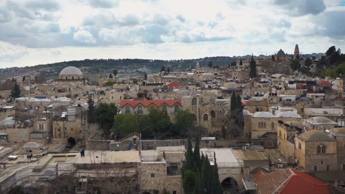 *Kippa, Kirchen und Koran: Konfliktherd Jerusalem* Screenshot Youtube / NZZ Format
