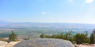 Ein Steintafel mit Richtungsangaben am Aussichtspunkt Agamon Hula in der Nähe von Ramot Naftali. Man sieht die Hule-Ebene und die Golan Höhen. Foto Jotpe, CC BY-SA 4.0, https://commons.wikimedia.org/w/index.php?curid=38373905