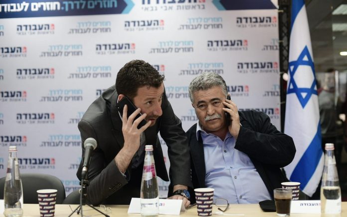 Les députés de l'opposition Itzik Shmuli et Amir Peretz au siège du parti à Tel Aviv le 13 février 2019. Foto Tomer Neuberg/Flash90