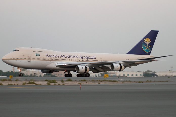 Boeing 747-168B, Saudi Arabian Airlines in Dubai. Foto Konstantin Von Wedelstaedt - Gallery page http://www.airliners.net/photo/Saudi-Arabian-Airlines/Boeing-747-168B/1626629/LPhoto http://cdn-www.airliners.net/aviation-photos/photos/9/2/6/1626629.jpg, GFDL 1.2, https://commons.wikimedia.org/w/index.php?curid=26822250