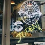 Antisemitisches Graffiti an den Fenstern des Restaurant Bagelstein in Paris am 9. Februar 2019. Foto Screenshot YouTube