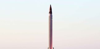 Emad (persisch: عماد, was "Säule" bedeutet) ist eine im Iran entwickelte, flüssig-kraftstoffbetriebene ballistische Mittelstreckenrakete (MRBM), eine Weiterentwicklung von Shahab-3. Foto Mohammad Agah/Tasnim News Agency, CC BY 4.0.