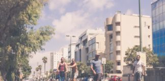 Die Hayarkon Street in Tel Aviv an einem Yom Kippur. Foto Photo by Yoav Aziz on Unsplash.